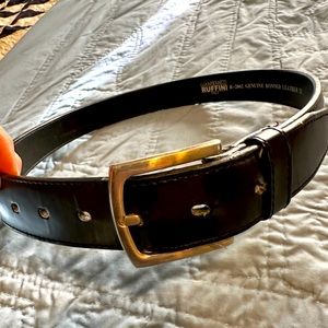 Medium black leather belt